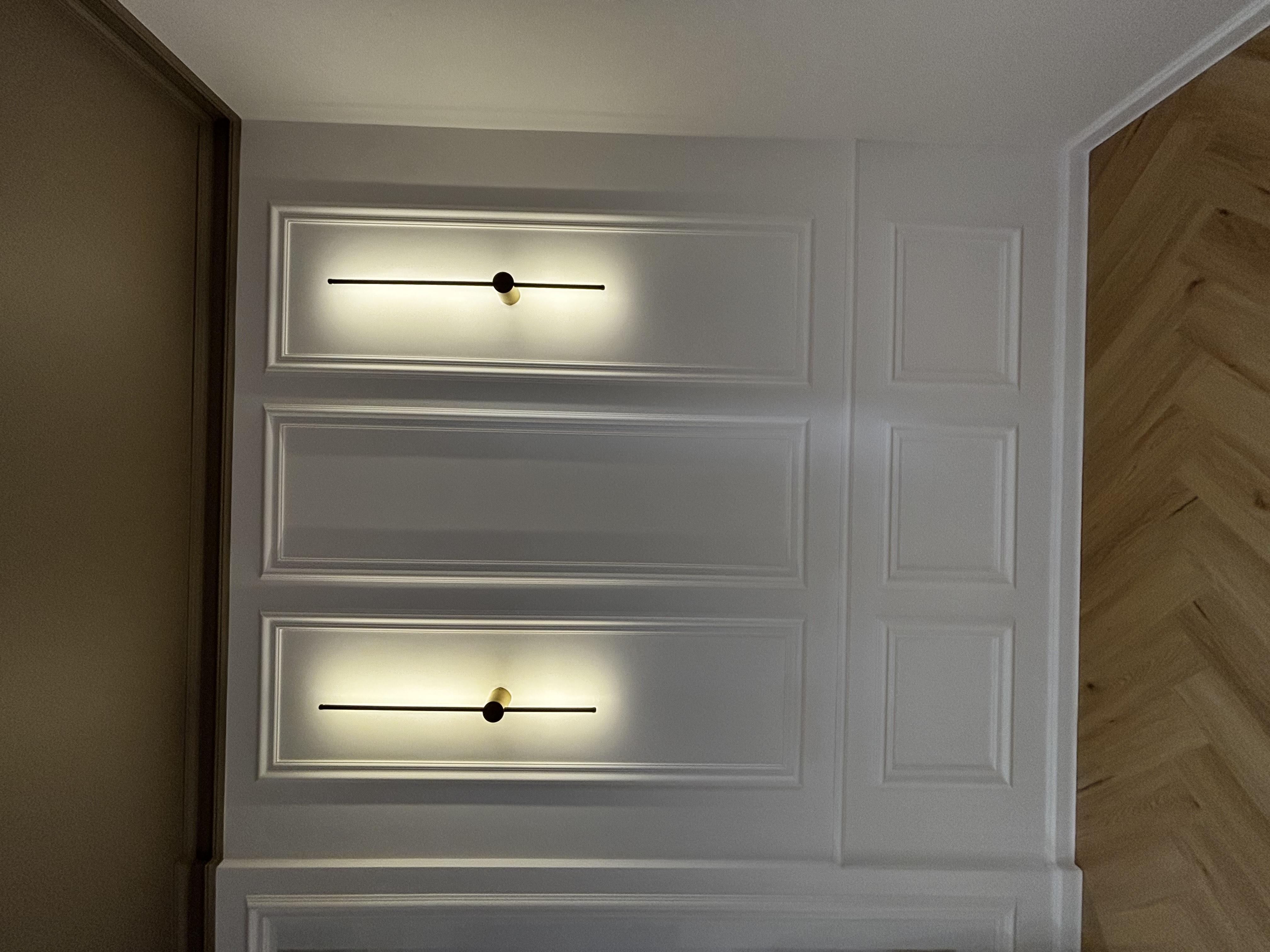 Ściana z oświetleniem